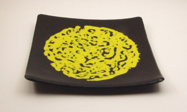 plate-black-with-yellow-lace.jpg